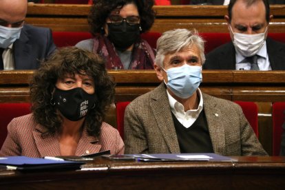 La consellera Teresa Jordà i el conseller Josep Maria Argimon, durant el ple al Parlament d'aquest dimecres.