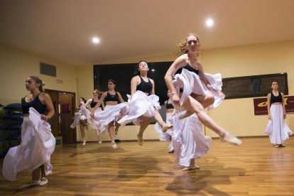 Guissona estrena aquesta nit 'Bachendansa', una ambiciosa fusió de la música de Bach amb la dansa contemporània