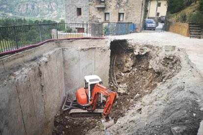 La màquina, en plena operació de buidatge de la plaça a Castilló de Tor.