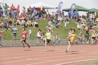 La primera jornada congregó a casi un millar de atletas, desde benjamines hasta infantiles.