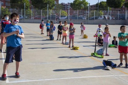 Petits respectant ahir la distància de seguretat al casal de la cooperativa Quàlia al col·legi Maria-Mercè Marçal de Tàrrega.