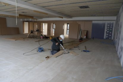 Un operario trabajando en el interior del nuevo aulario del campus de Cappont de la UdL.