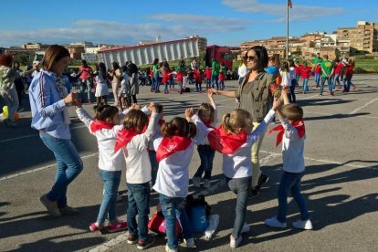 Diversos nens aprenent a ballar sardanes durant una trobada del curs Saltem i Ballem de Bellpuig.