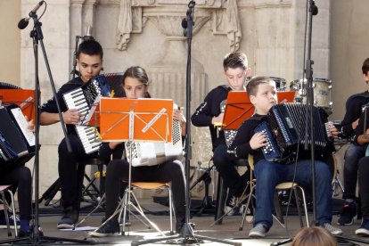 Alumnes de l’Escola d’Acordió de Lleida, al Pati de les Comèdies.