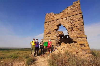 Membres del Centre Excursionista i amics de Garra van desplegar una bandera al costat del Tossal.