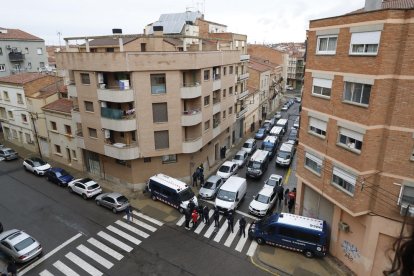 Imagen del desalojo de un bloque de viviendas de la Sareb okupado por la PAH en Balàfia hace un mes. 