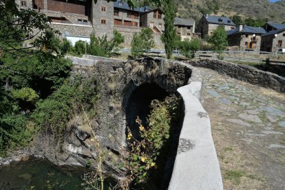 Les polèmiques baranes revestides de ciment es restauraran l’any que ve durant la segona fase.