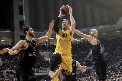 Víctor Claver penetra a cistella entre Papagiannis i Calathes.