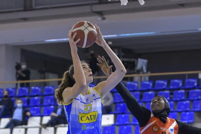 La belga Geldof, defendida por la guineana Camara, completó otro gran partido.