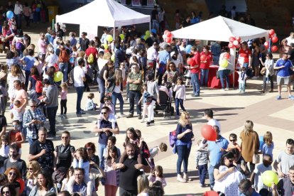 La fiesta del Club Banyetes llena la plaza de La Llotja