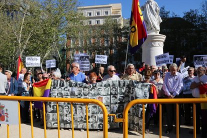 Una concentració de la plataforma #NiValleNiAlmudena davant del Suprem.