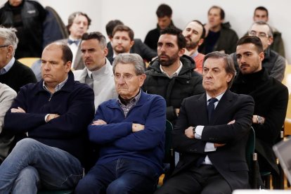 El lleidatà Jordi Figueras, al centre de la segona fila, va ser absolt a l’última jornada del judici.