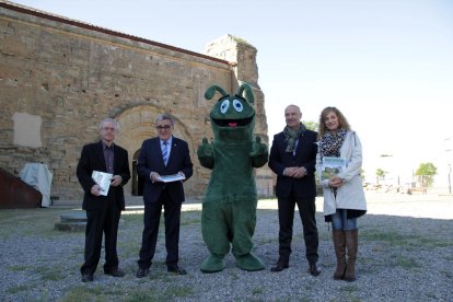 El alcalde, Àngel Ros, y el autor Fermí Capell (izquierda) presentaron ayer las novedades en Gardeny.