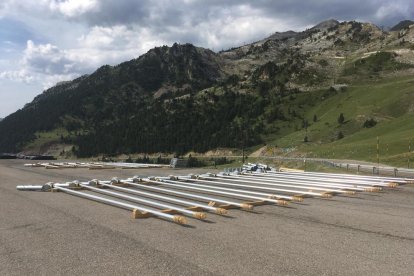 Materials al pàrquing de la Bonaigua per a la nova xarxa d’innivació artificial de Baqueira.