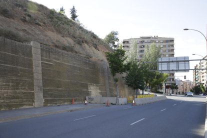 El talud que se desprendió, con parte de la acera de la calle Cos-Gayón todavía cortada, ayer. 