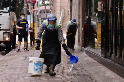 Funcionaris duen a terme tasques de desinfecció als carrers de Hong Kong.