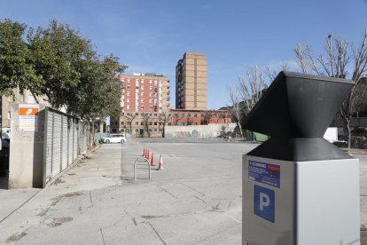 Su capacidad llegará a unas 150 plazas  -  El edificio de la antigua escuela de Magisterio fue demolido hace casi tres años después de que estuviera en desuso desde 1992, cuando se detectó aluminosis. La propietaria del solar es la Generalitat  ...