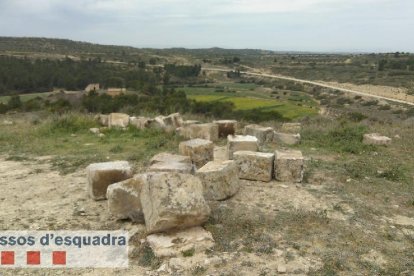 Restes de l’Arc d’Adà a Llardecans després de ser envestit per un camió el 31 de març passat.