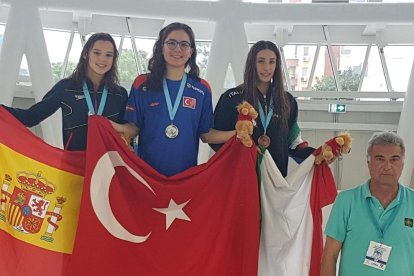 La leridana Emma Carrasco, a la izquierda, con la medalla de plata que consiguió ayer.