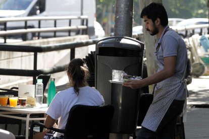 L’hostaleria és un dels sectors que solen generar més ocupació els mesos d’estiu.