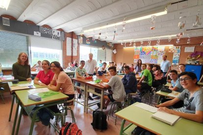 Felix, Clhoé i Daria amb el coordinador de Mobilitat i alumnes de 3r d'ESO.