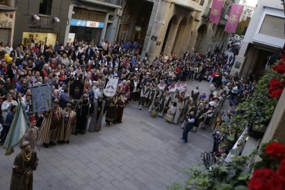 Un instant de la negociació entre les forces mores i cristianes, ahir a la plaça Paeria