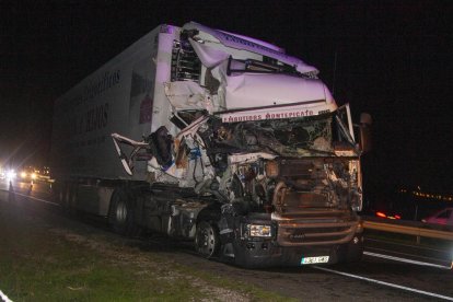 El camión de cerdos que volcó cerca de la N-240 en Juneda. 