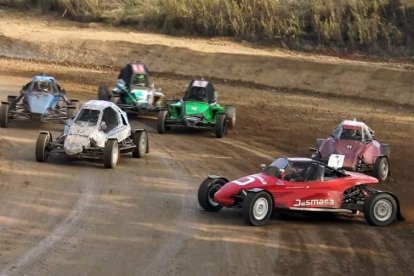 Varios de los vehículos participantes, ayer en el Parc de la Serra.