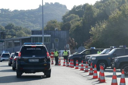 Agents de la Guàrdia Civil controlen la frontera de Biriatu.