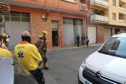 Bomberos, Guardia Urbana y técnicos del SEM, minutos después del derrumbe de la terraza. 