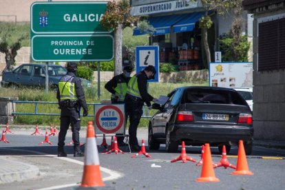 Control transfronterer de la Policia Nacional al pas hispanolusità a Feces de Abaixo.