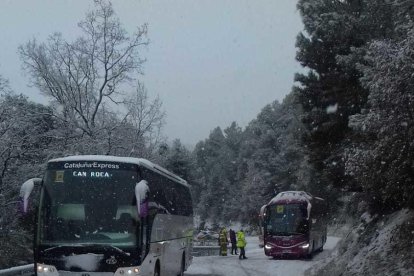 Tres autocares escolares se quedan atrapados en Port del Comte