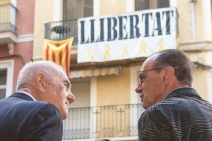 Ernest Maragall, ahir amb Miquel Pueyo a la plaça Paeria.