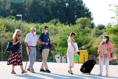 Montull, amb un bastó, moments abans d’entrar a la presó.