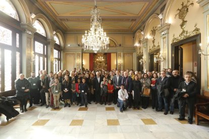 Foto de familia de los embajadores leridanos en la recepción que tuvo lugar ayer en la sala de plenos de la Paeria. 