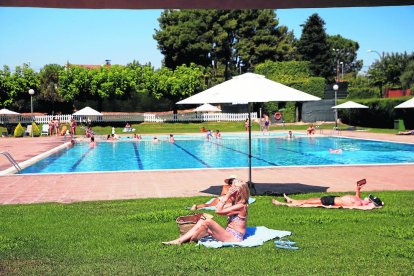 De arriba a abajo y de izquierda a derecha, el aspecto ayer de las piscinas del CN Lleida, Sícoris, CT Lleida y CT Urgell.