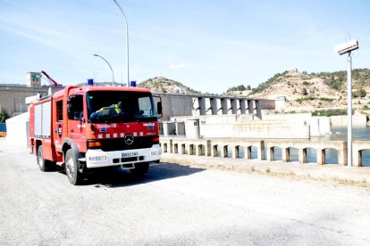 Una dotación de los Bomberos después de la explosión en la central de Riba-roja ayer. 