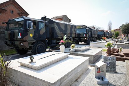 Camiones militares transportan cadáveres de Bergamo a un cementerio de Ferrara.