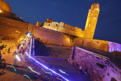 La prova atlètica, que va celebrar la setena edició, va donar color a la Seu Vella divendres a la nit.