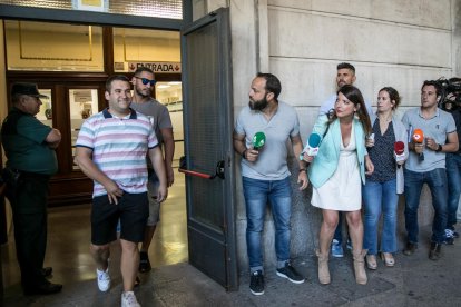 Una de les últimes fotos de La Manada en llibertat - Els cinc membres de La Manada, Alfonso Jesús Cabezuelo, Jesus Escudero, Antonio Manuel Guerrero, Jose Ángel Prenda i Ángel Boza han passat la primera nit a la presó després de fer-se efecti ...