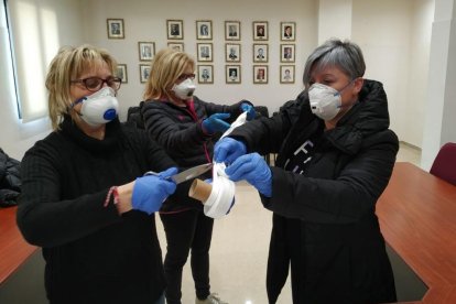 Torres de Segre ha reunido a más de 80 voluntarios para confeccionar mascarillas para hacer frente a la falta de material. 