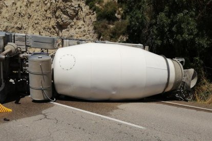 Imatge de la formigonera accidentada.