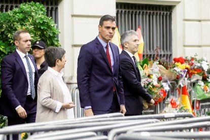 El president del Govern espanyol en funcions, Pedro Sánchez, acompanyat pel ministre de l'Interior, Fernando Grande-Marlaska (d) i la delegada del Govern espanyol a Catalunya, Teresa Cunillera (e), a la seua sortida de la Prefectura Superior de Policia de Barcelona.