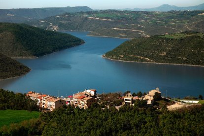 El nuevo pueblo de Tiurana y al fondo las aguas del embalse de Rialb, que conmemora su  20 aniversario. 