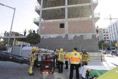 Els Bombers van baixar el ferit amb l’ajuda del camió escala.