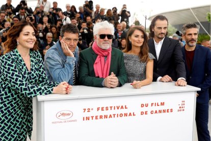 Almodóvar, envoltat dels protagonistes de la seua pel·lícula.