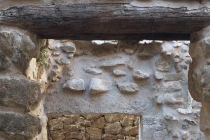 Les tres artistes han distribuït obres per Lo Carreró de Montgai.