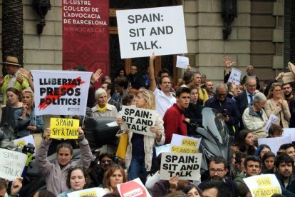 Manifestants amb pancartes que reclamen diàleg amb l'Estat.