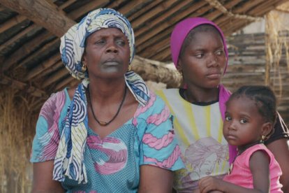 Tres generaciones de mujeres de una misma familia, en un país donde la costumbre manda sobre la ley.