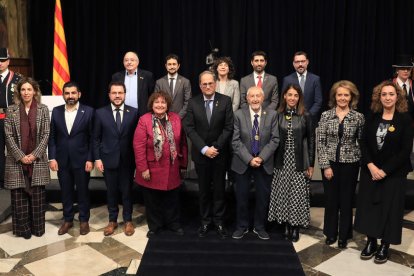 El President Quim Torra y el Govern, ayer en el Palau de la Generalitat con Josep Vallverdú y la también distinguida Anna Maria Cabré.